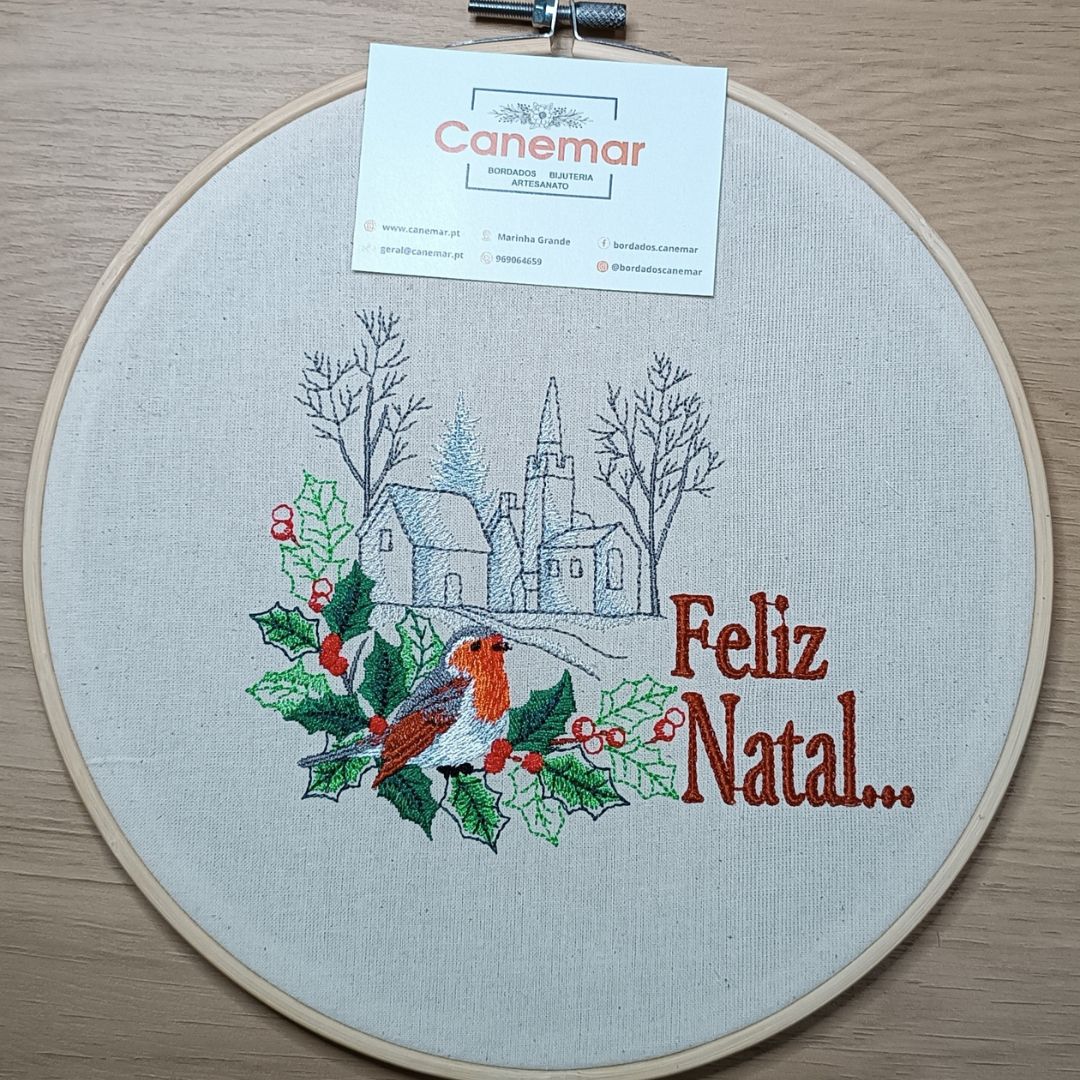 Bastidor com paisagem natalícia bordada.
