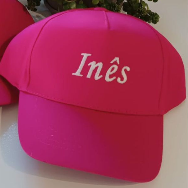 Boné para criança de cor Fuchsia com nome bordado a branco.