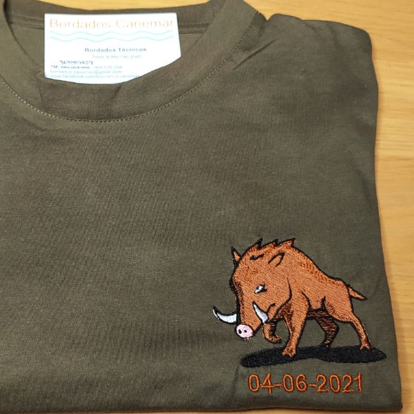 T-shirt com bordado javali.