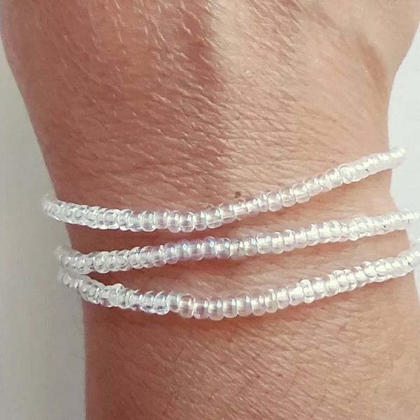 Conjunto de três pulseiras de missangas cristal.
