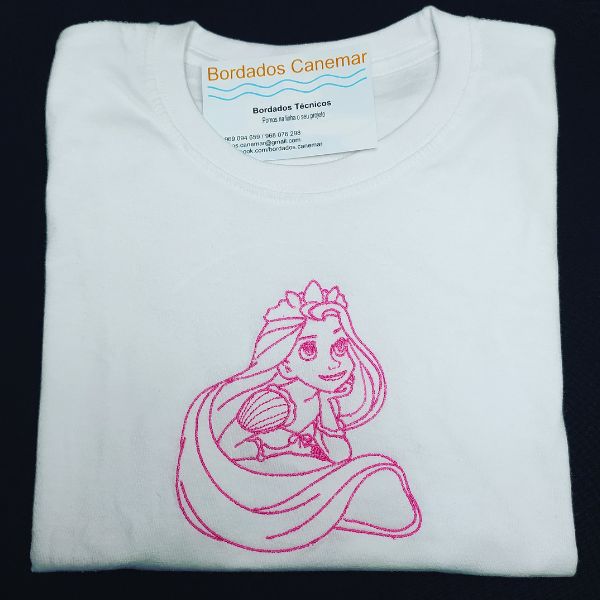 T-shirt de criança com bordado de Rapunzel, do filme Entrelaçados (apenas o contorno).