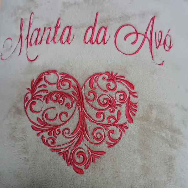 Manta de cor camel com coração bordado a bordô e com frase "Manta da Avó".