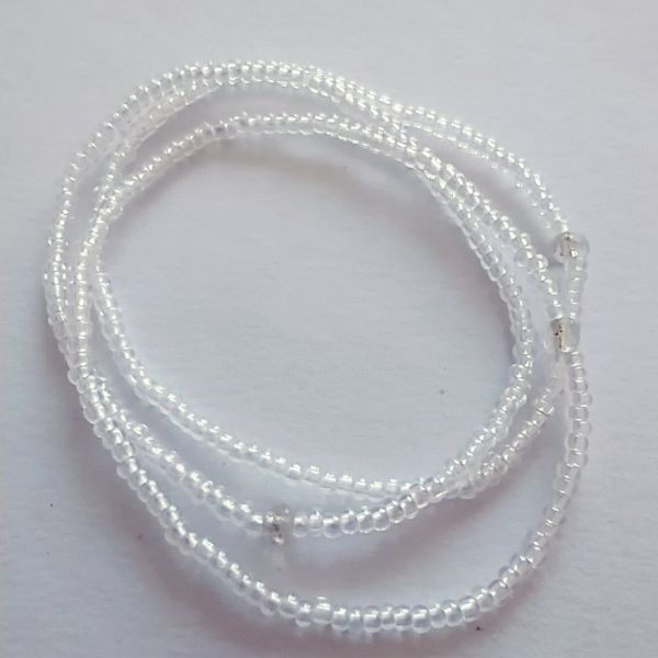 Conjunto de três pulseiras de missangas cristal.