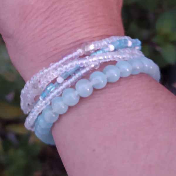 Conjunto de pulseiras variadas.