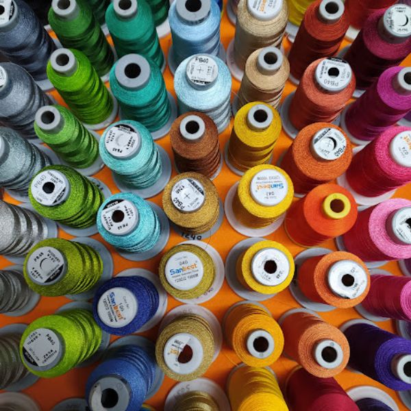 Conjunto de linhas de bordar, de diversas cores.