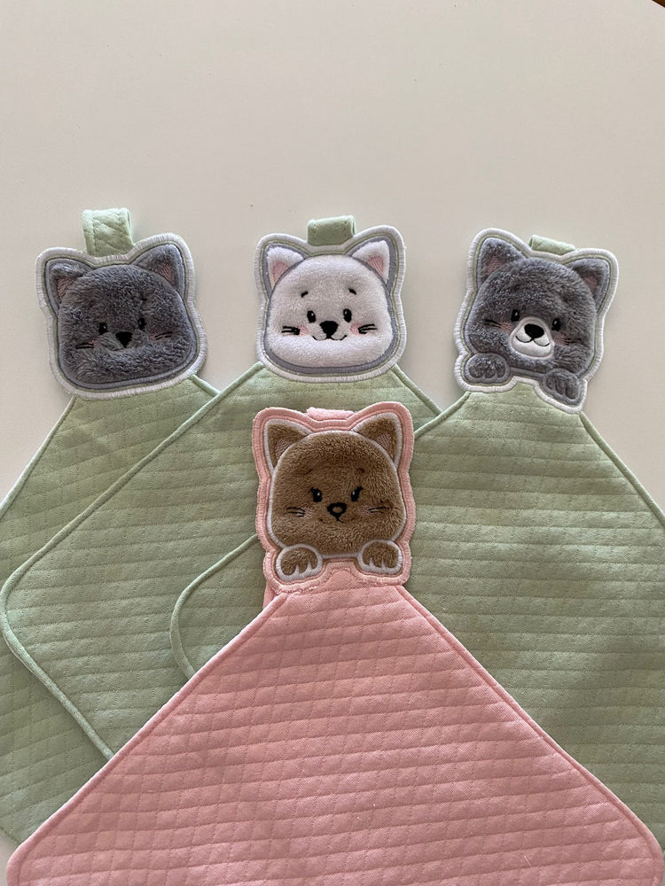 Doudous planos com prendedor de chupeta. Pequena manta com boneco para acompanhar o bebé.