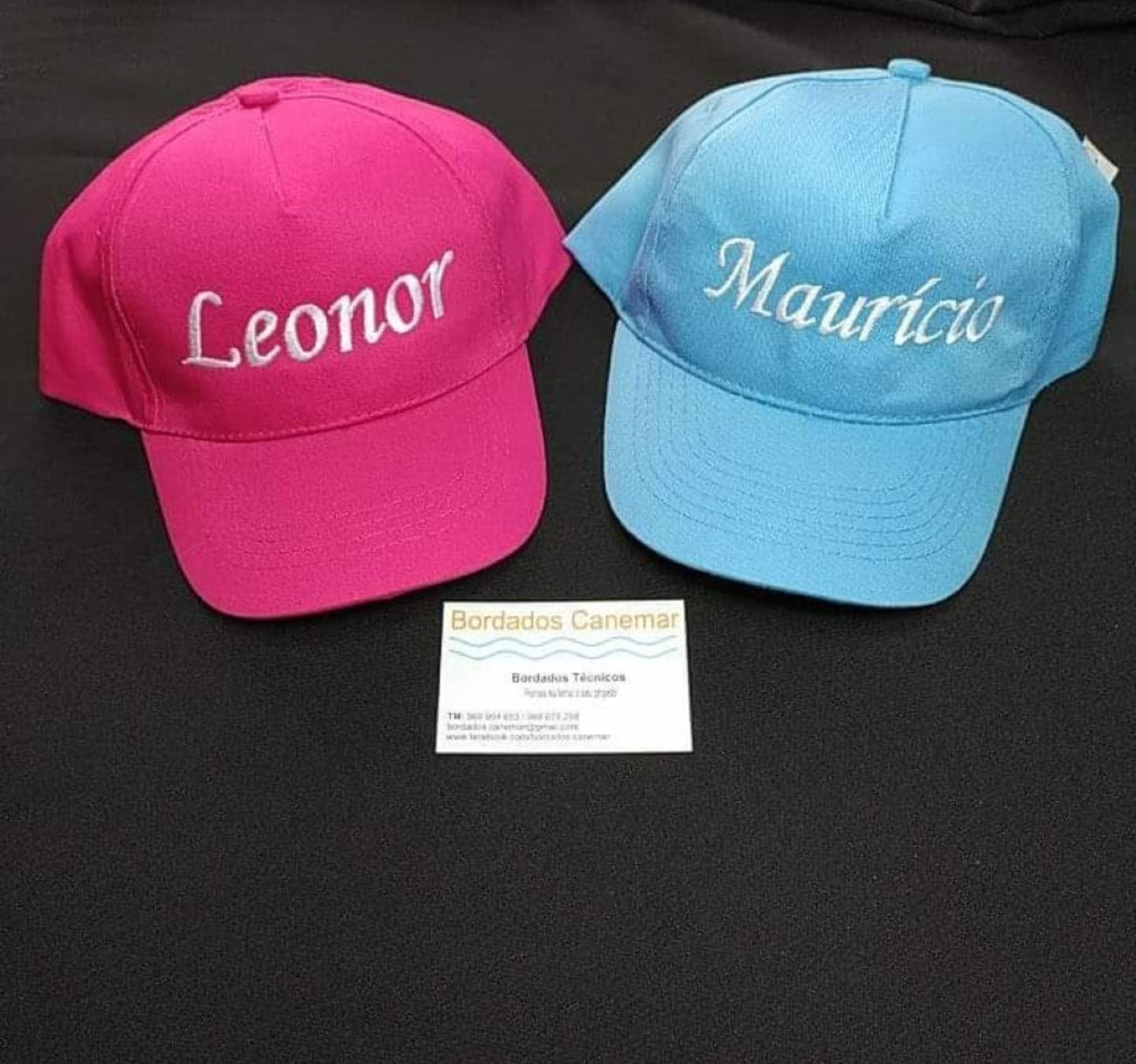 Bonés de criança bordados com o nome.