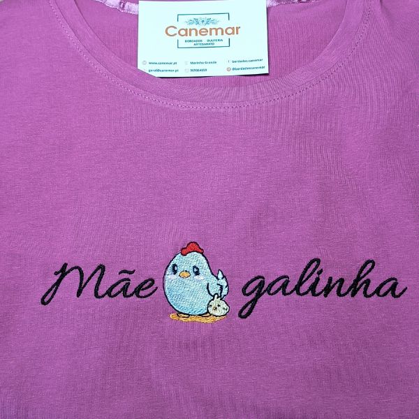 T-SHIRT COM BORDADO MÃE GALINHA - DIA DA MÂE