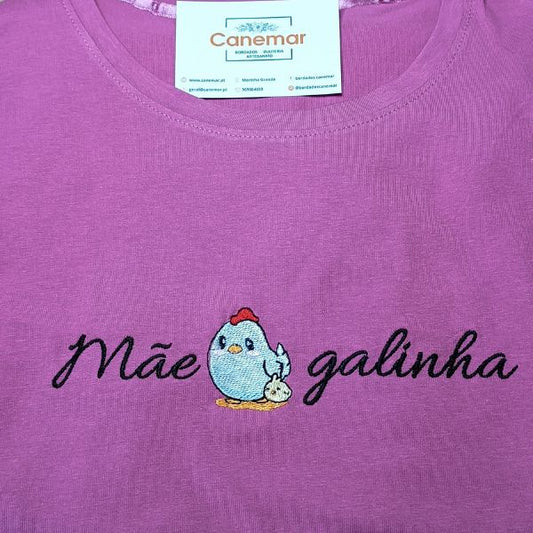 T-SHIRT COM BORDADO MÃE GALINHA - DIA DA MÂE