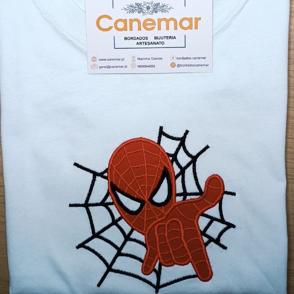 T-SHIRT CRIANÇA COM BORDADO "HOMEM-ARANHA"