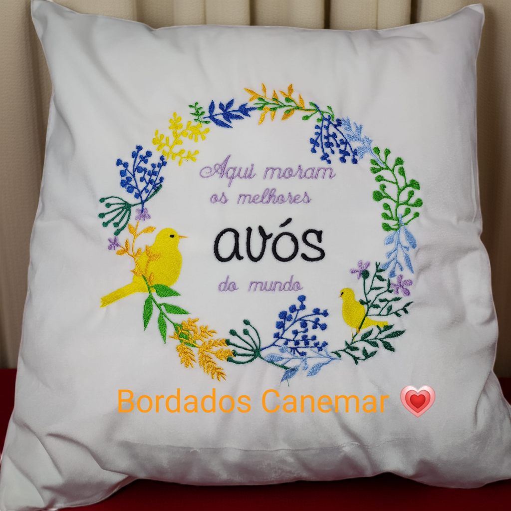 Almofada com bordado "Aqui moram os melhores avós do mundo".