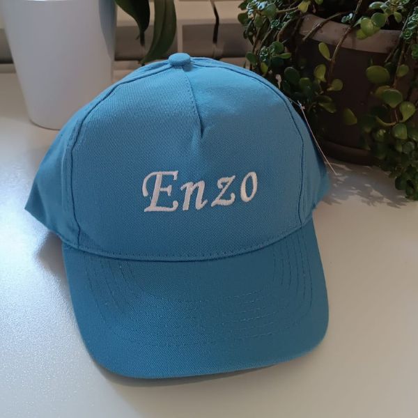 Boné azul claro bordado com o nome Enzo.