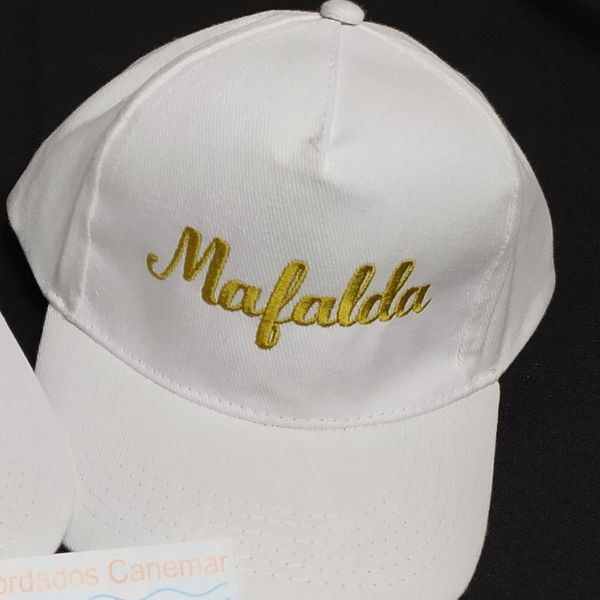 Boné branco com bordado dourado do nome Mafalda.
