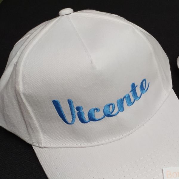 Boné branco bordado com nome "Vicente" em azul real.