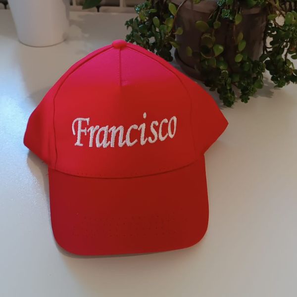 Boné vermelho bordado com nome Francisco.