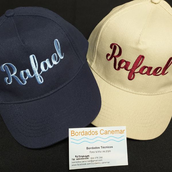 Bonés com nome Rafael bordado.