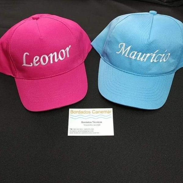 Bonés bordados com os nomes Leonor e Maurício.