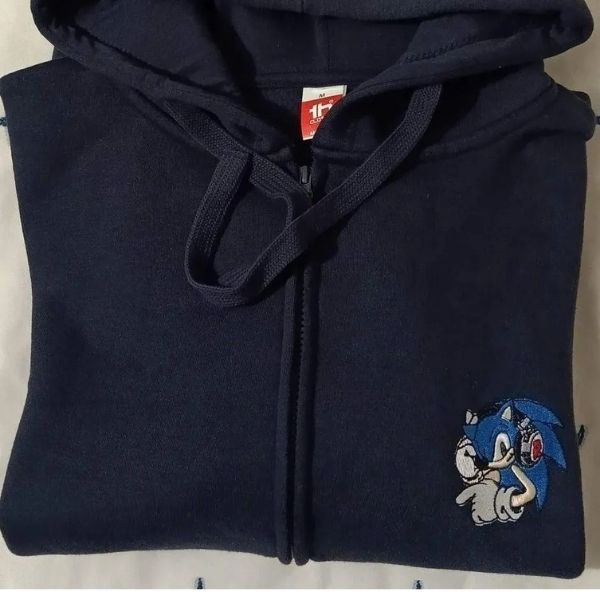 Casaco com capuz bordado com personagem Sonic.
