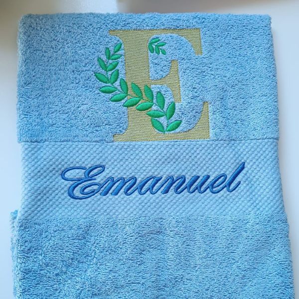 Toalha de banho bordada com inicial e nome Emanuel.