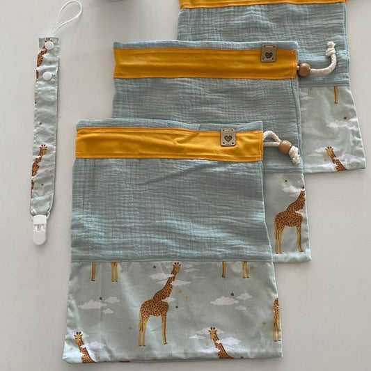 Conjunto de 3 sacas e porta chupetas com o tema Girafas.