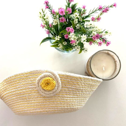Cesta redonda, em cordão de algodão cru e barbante amarelo no exterior. Peça única, feita manualmente. 