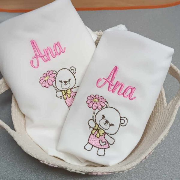 Conjunto de fralda e body com nome e ursinha bordadas em cesta de algodão.