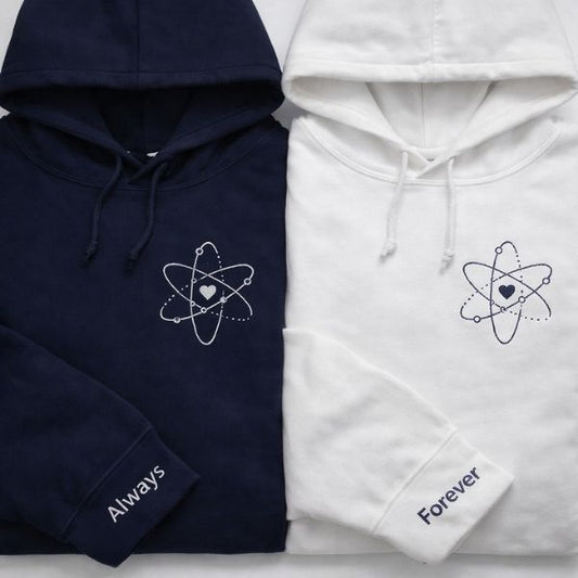 Camisolas para casais com atomo do amor bordado na zona do peito e a palavra Always ou Forever numa manga.