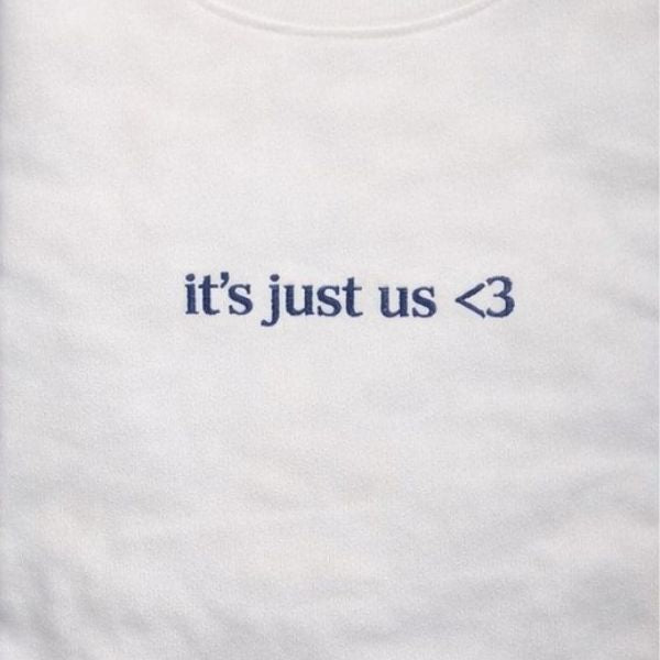 Camisola branca com bordado  It's just us.