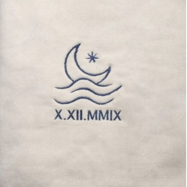 Camisola bordada com a Lua e a data em numeração romana.