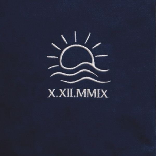 Camisola bordada com o Sol e a data em numeração romana.