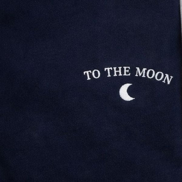 Camisola azul marinha bordada com a frase To the moon e a uma pequena lua.