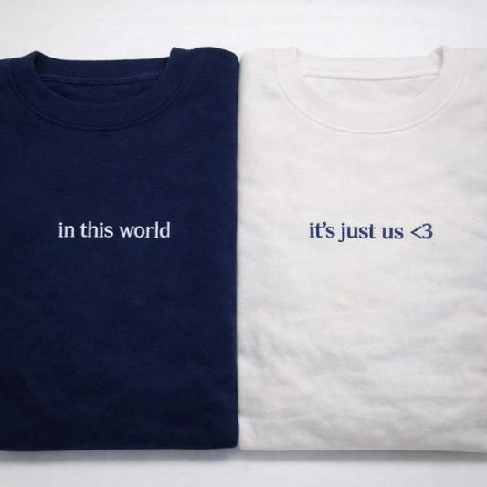 Camisolas para casais, uma com bordado In this world e a outra com bordado It's just us.