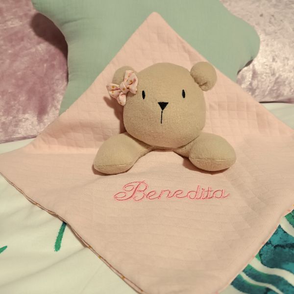 Doudou "Ursinha" personalizado com nome Benedita bordado.