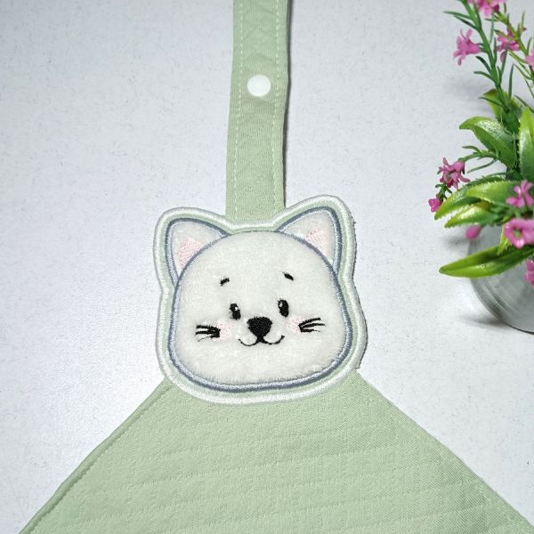 Doudou plano "Gatinho" de base verde com prendedor de chupeta e gatinho sem patas de cor branca.