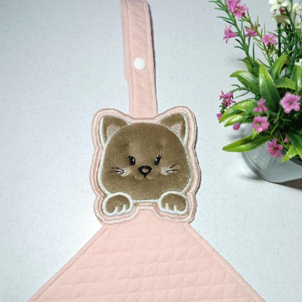 Doudou plano "Gatinho" de base rosa com prendedor de chupeta e gatinho com patas de cor castanha.