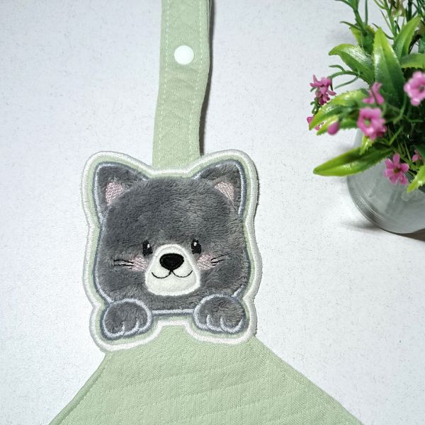Doudou plano "Gatinho" de base verde com prendedor de chupeta e gatinho com patas de cor cinza.
