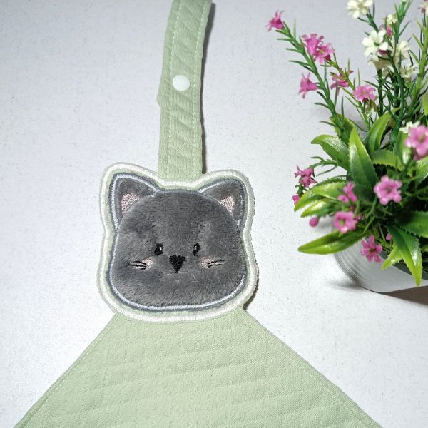 Doudou plano "Gatinho" de base verde com prendedor de chupeta e gatinho sem patas de cor cinza.