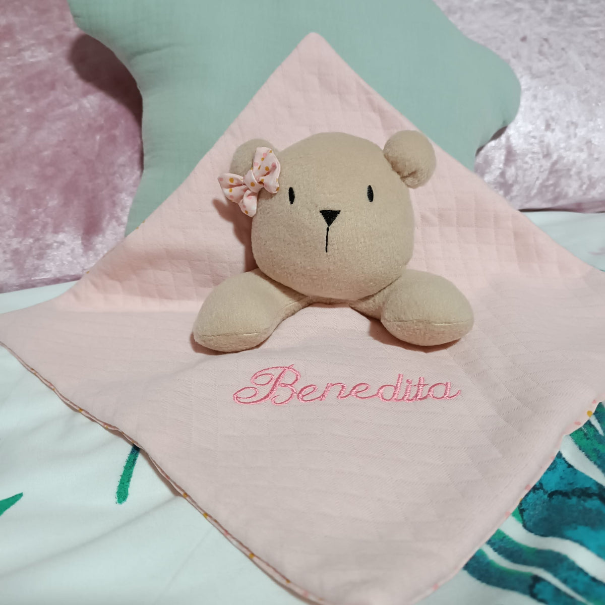 Doudou ou naninha "Ursinha" personalizada com o nome Benedita bordado.