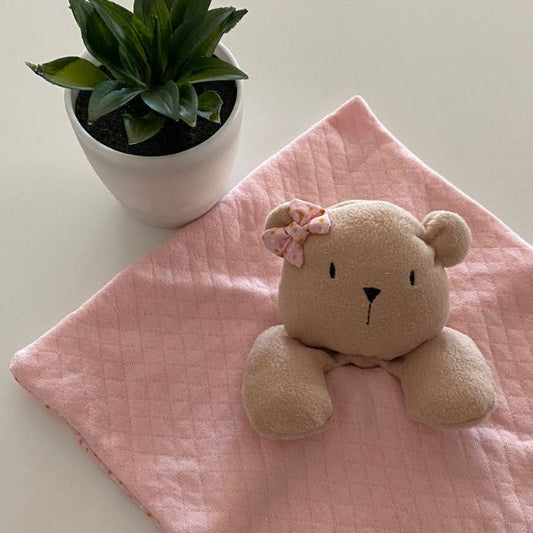 Doudou "Ursinha"- Peluche em manta, suave e tranquilizador para bebés ou crianças abraçarem.