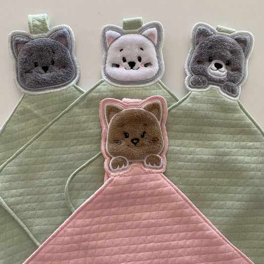 Doudou plano Gatinho com prendedor de chupeta. Gatinho numa das pontas do Doudou . Fita para prender a chupeta.