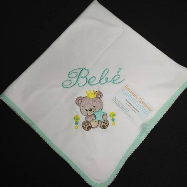 Fralda personalizada com bordado Bebé e Ursinho .