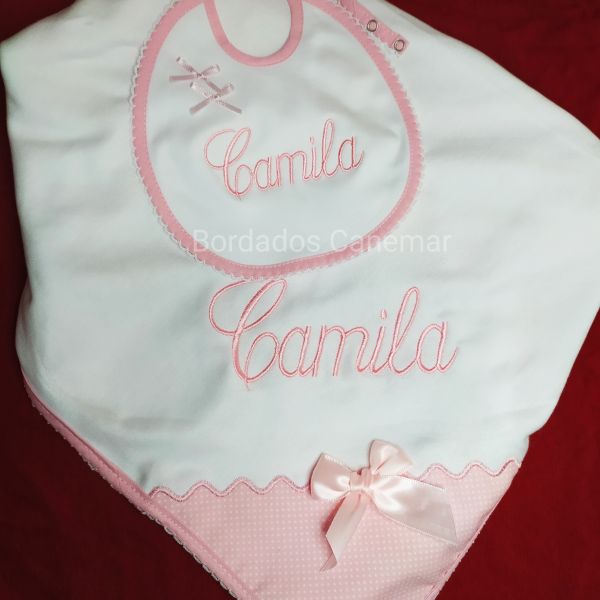 Conjunto de fralda+babete com bordado Camila.