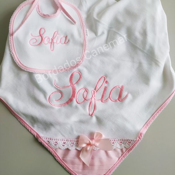 Conjunto de fralda+ babete com nome Sofia bordado.