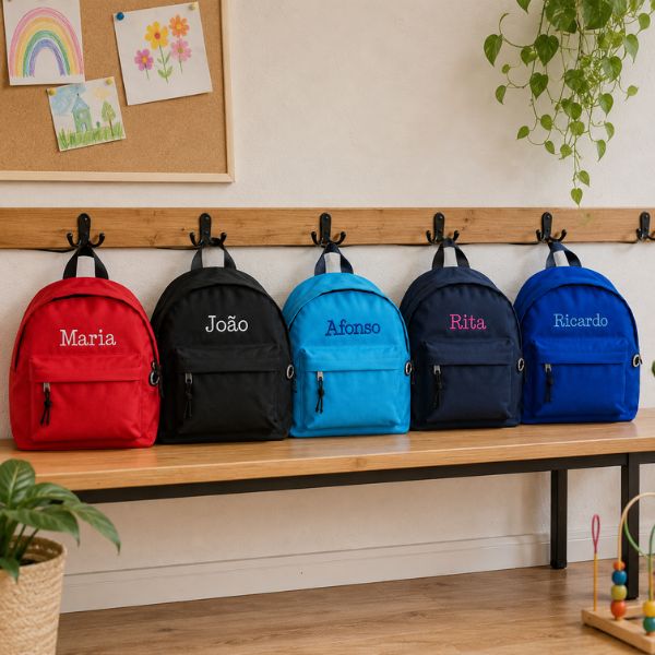 Diferentes cores de mochilas personalizadas com nome bordado.