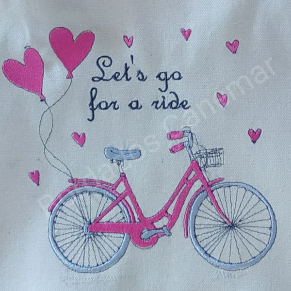 Pormenor de bordado "Let's go for a ride".