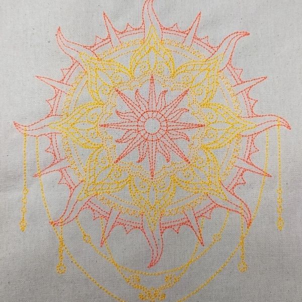 Pormenor de bordado em tote bag com o tema "Mandala- Sol".