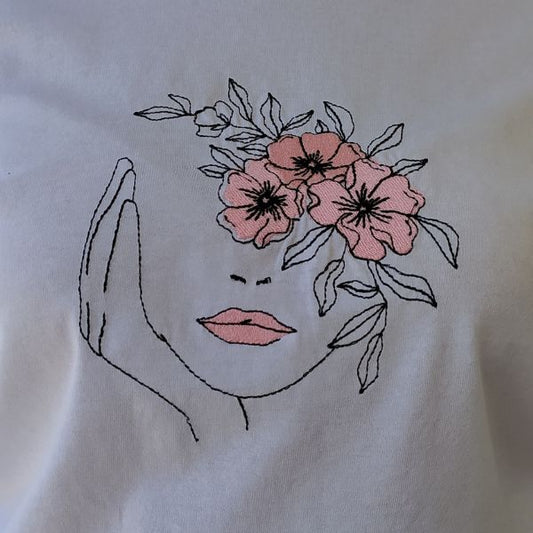 Pormenor do bordado em t-shirt de senhora "Rosto Florido".