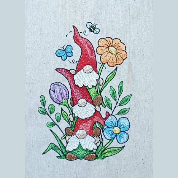 Pormenor de bordado em tote bag, com o tema Gnomos e a primavera.