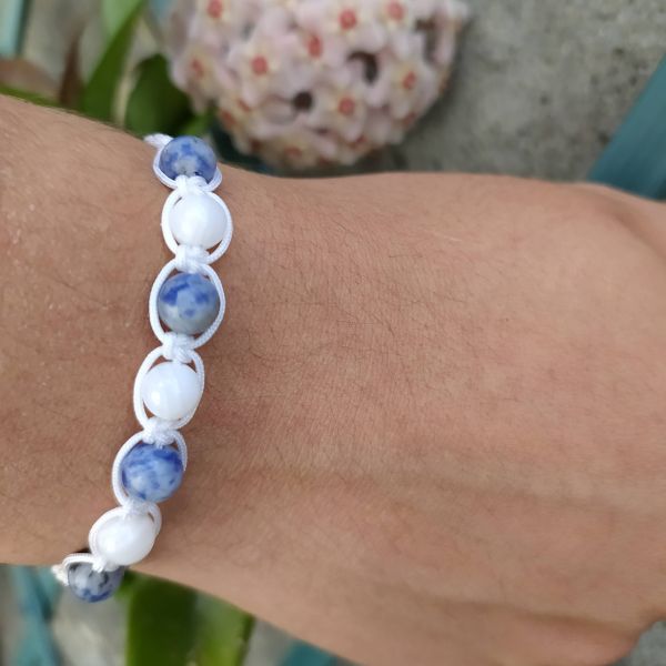 Pulseira com contas azuis e brancas.
