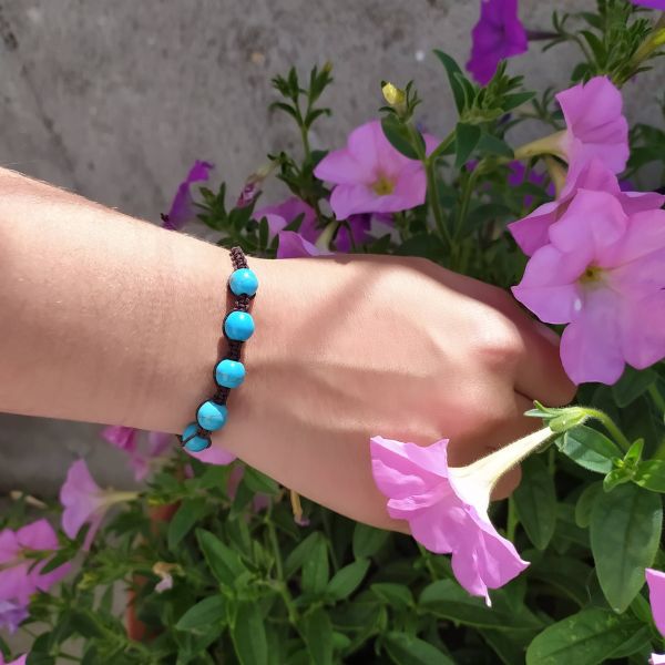 Pulseira com contas azuis turqueza.